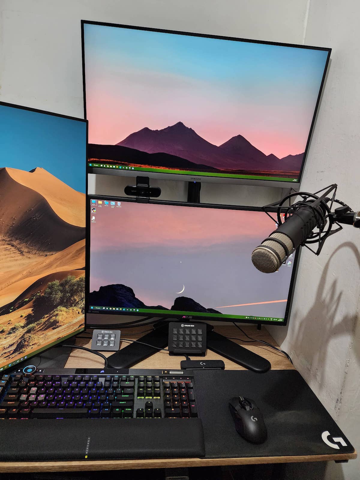 a dual monitor stand to hold both my main monitor and the new one
