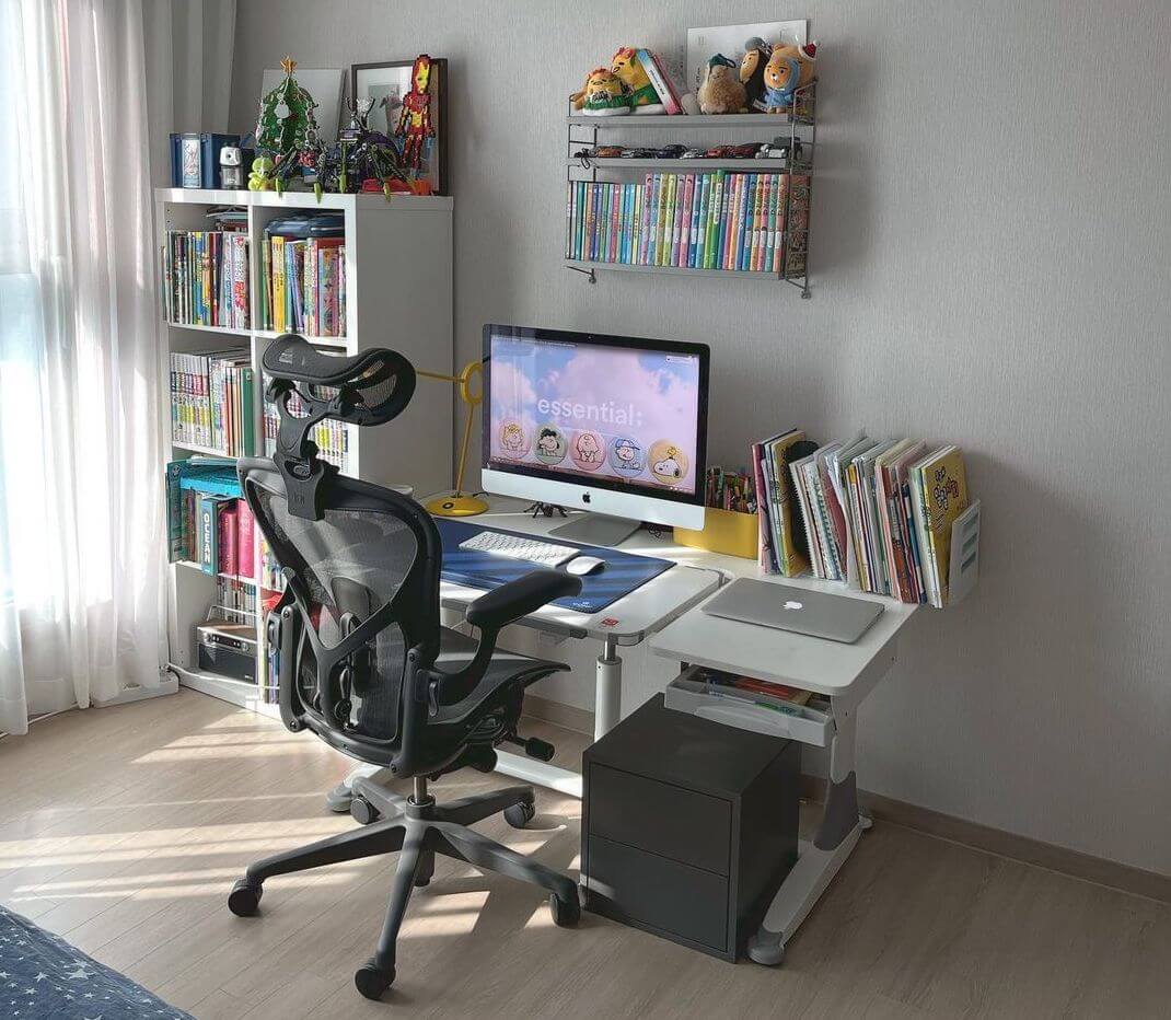 Aeron chair with headrest