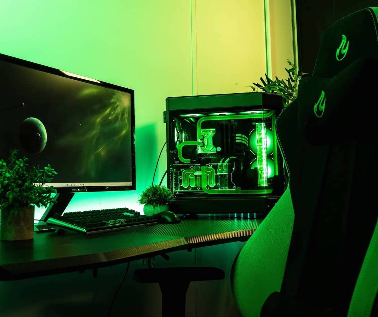 The Better Gaming Chair on this showdown by WFHWorld?