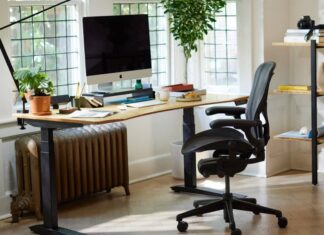 Humanscale Freedom vs Aeron ⭐ Which Premium Office Chair has more Use? Aeron by Herman Miller chair